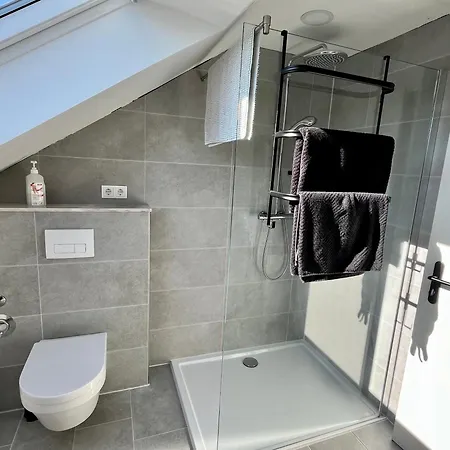 Gemuetliche Dachgeschosswohnung Auf Dem Land 아파트 블롬베르그