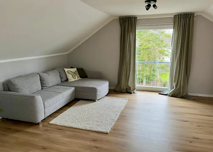 Gemuetliche Dachgeschosswohnung Auf Dem Land 布隆贝格